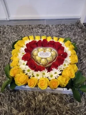 Caja en madera, primaveral, con chocolates R103