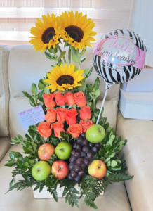 Caja de frutas girasoles, rosas y globo R182