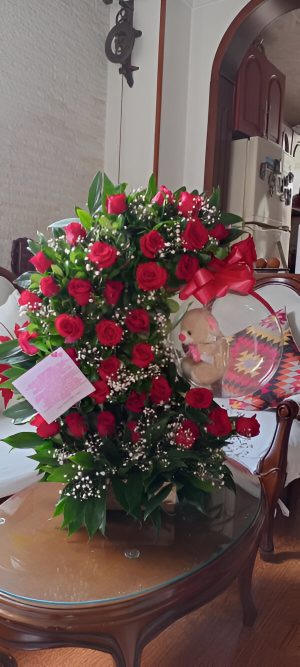 Media luna de rosas con peluche y globo burbuja R 186